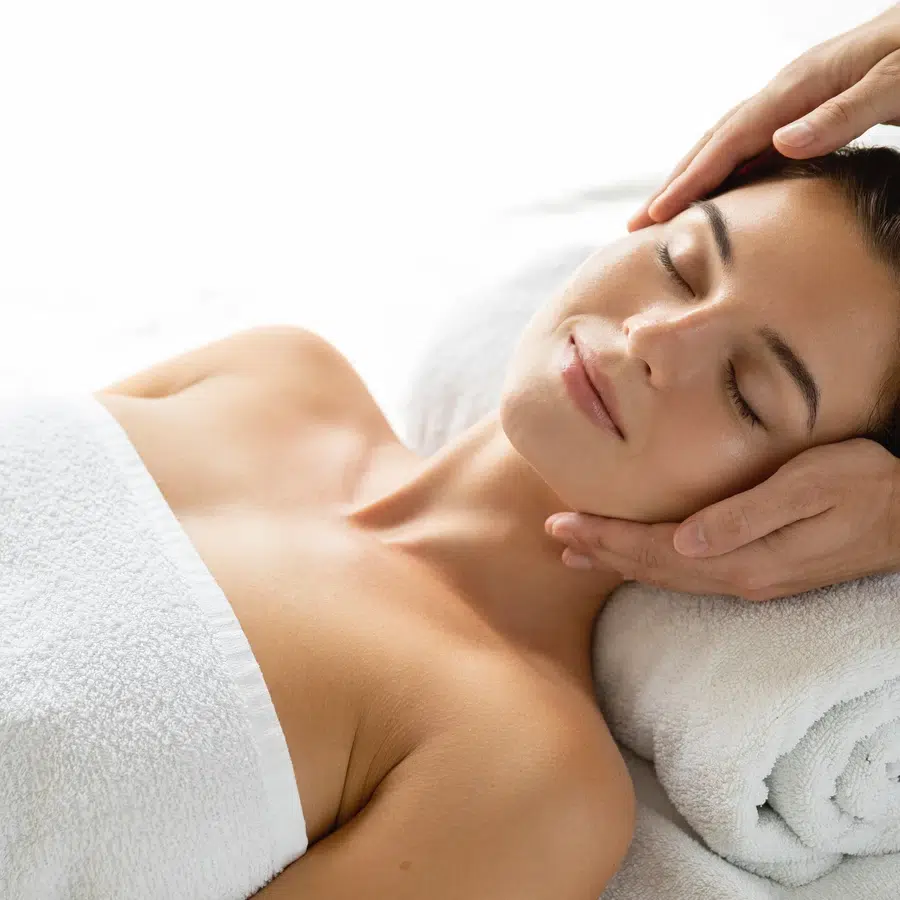Femme recevant un massage relaxant