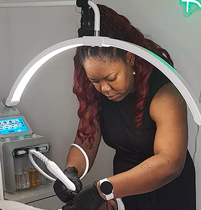 Esthéticienne utilisant un équipement de soin